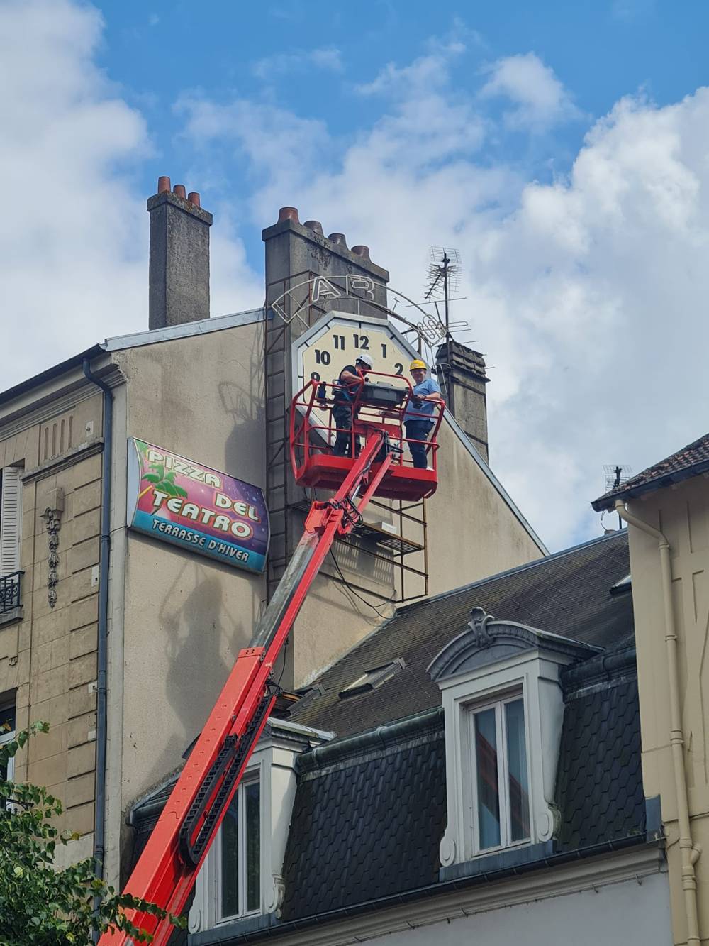 pose horloge industrielle